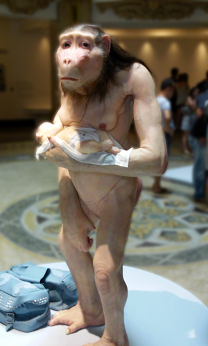 Escultura-de-Patricia-Piccinini-em-cartaz-no-CCBB-em-São-Paulo